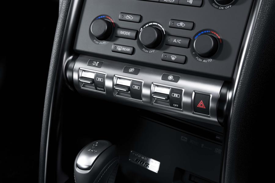  Nissan GT-R Spec V 2009 года  (фото 24 из 40)